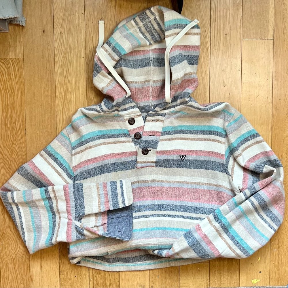 Vissla pullover hoodie.  Earth toned pattern.